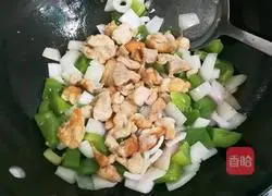 Illustration of how to make diced chicken legs with onions and green peppers 10