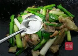 Illustration of how to stir-fry pork head with garlic 6