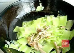 Illustration of how to make fried lettuce slices with meat 5
