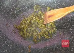 Illustration of how to cook river clams with pickled vegetables 11