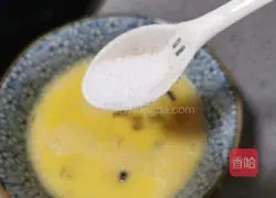 Illustration of how to make scrambled eggs with scallop meat 7