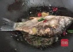 Illustration of how to stew crucian carp 4