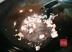 Illustration of how to make stir-fried rice noodles with lean meat and artemisia 4