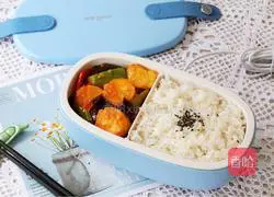 Illustration of home-style scrambled egg and tofu bento 13