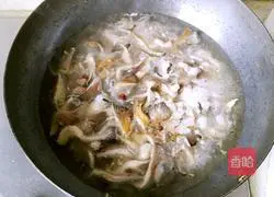 Illustration of how to make fried mushroom vermicelli 5