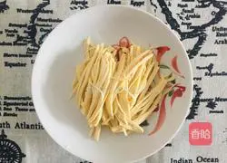 Illustration of how to make shredded pork in Beijing sauce 15