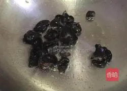 Illustration of how to make fried fungus with eggs 5