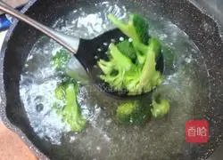 Cantonese style - fried shrimps with broccoli illustration 6