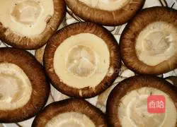 How to make steamed quail eggs with mushrooms 1