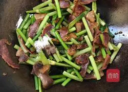 Illustration of how to stir-fry bacon with garlic moss 9