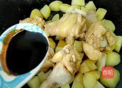 Illustration of how to make braised potatoes and chicken wings 7