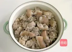 Illustration of braised pig's trotters with red glutinous rice 3