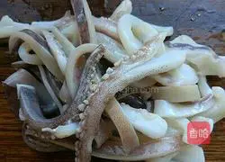 Illustration of how to make fried squid and leeks 2