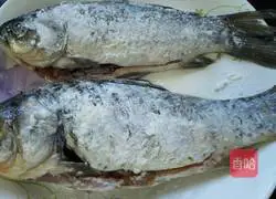 Illustration of how to make spicy crucian carp 1