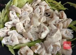 Illustration of how to stir-fry pig intestines 3