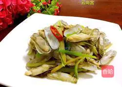 Illustration of how to stir-fry razor clams with green onion and ginger 9