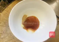 Illustration of how to make a bowl of steamed crispy pork 3