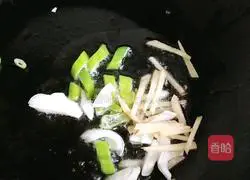 Illustration of how to make stir-fried egg white meat 4