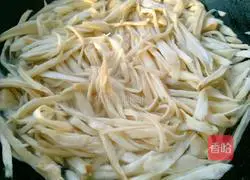 Illustration of how to make shredded king oyster mushrooms with oyster sauce 6
