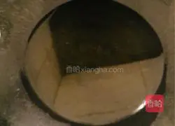 Illustration of how to make gluten-free shredded beans and pork 8