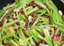 Illustration of how to make fried beef with celery 5