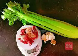 Illustration of how to stir-fry beef tendon with celery 2