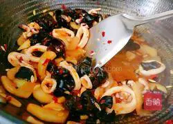 Illustration of how to make squid, fungus and fried cucumber 17