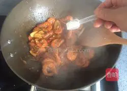 Illustration of how to make wine-braised prawns 13