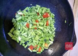 Illustration of how to cook duck intestines with vegetable stems 5