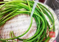 Illustration of how to make fried meat with garlic sprouts 10