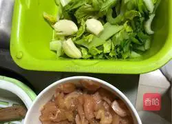 Illustration of how to make fried chicken breast with celery 1