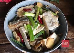 Illustration of how to stew cured fish with dried tofu 5 