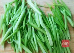 Illustration of how to make fried shredded pork with celery 3