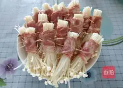 Illustration of how to make bacon enoki mushroom rolls 4
