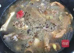 Illustration of how to stew goose in iron pot 8