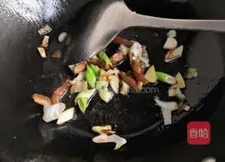 Illustration of how to make stir-fried pork with cabbage and fungus 3
