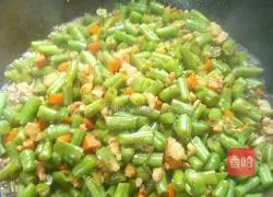 Illustration of how to make roasted pork and diced beans 6