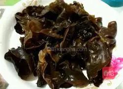 Illustration of how to stir-fry fungus with celery 3