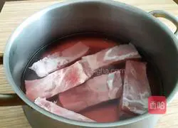 Illustration of how to cook pork ribs and steamed fungus 1