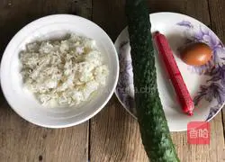Illustration of how to make cucumber rice bucket 1