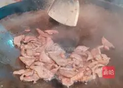 Illustration of how to stir-fry pork liver with garlic sprouts 7