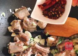 Illustration of how to cook ribs and beans stewed 4