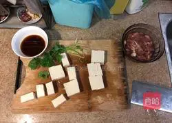 Illustration of how to make fried shredded pork with tofu 1