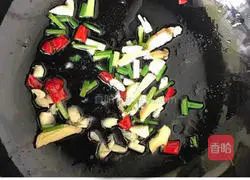 Illustration of how to make spicy pig trotters 3