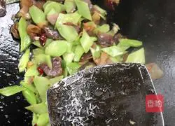 Illustration of how to make bacon-fried lettuce 11