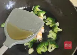 Illustration of how to make fried broccoli with shrimps 9