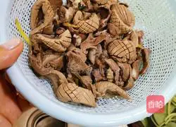 How to stir-fry pork heart and kidney with garlic sprouts Illustration 8