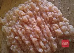 Illustration of how to make steamed chicken breast and lotus root clips 4