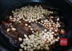 Illustration of the method of braised small crispy fish with soybeans 12