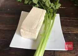 Illustration of how to make stir-fried celery and dried fragrant 1